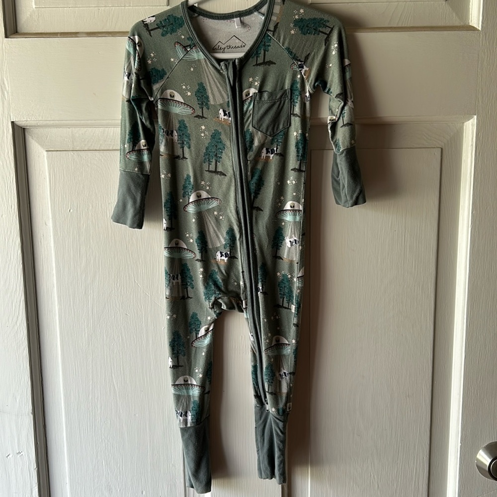 Wiley Threads 12-18 months Alien EnCOWnters.